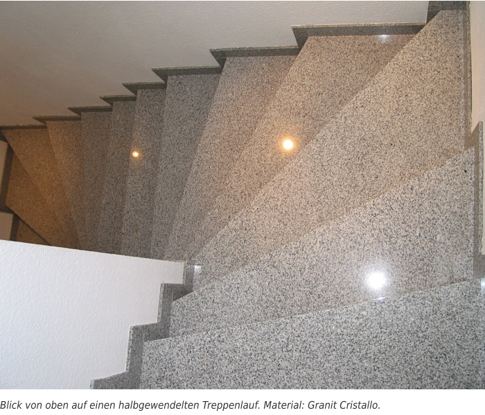 Blick von oben auf einen halbgewendelten Treppenlauf. Material: Granit Cristallo.