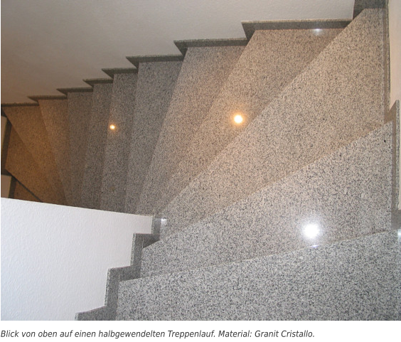 Blick von oben auf einen halbgewendelten Treppenlauf. Material: Granit Cristallo.